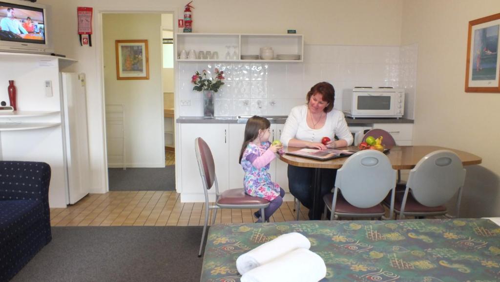 Kuchyň nebo kuchyňský kout v ubytování Warrnambool Motel and Holiday Park