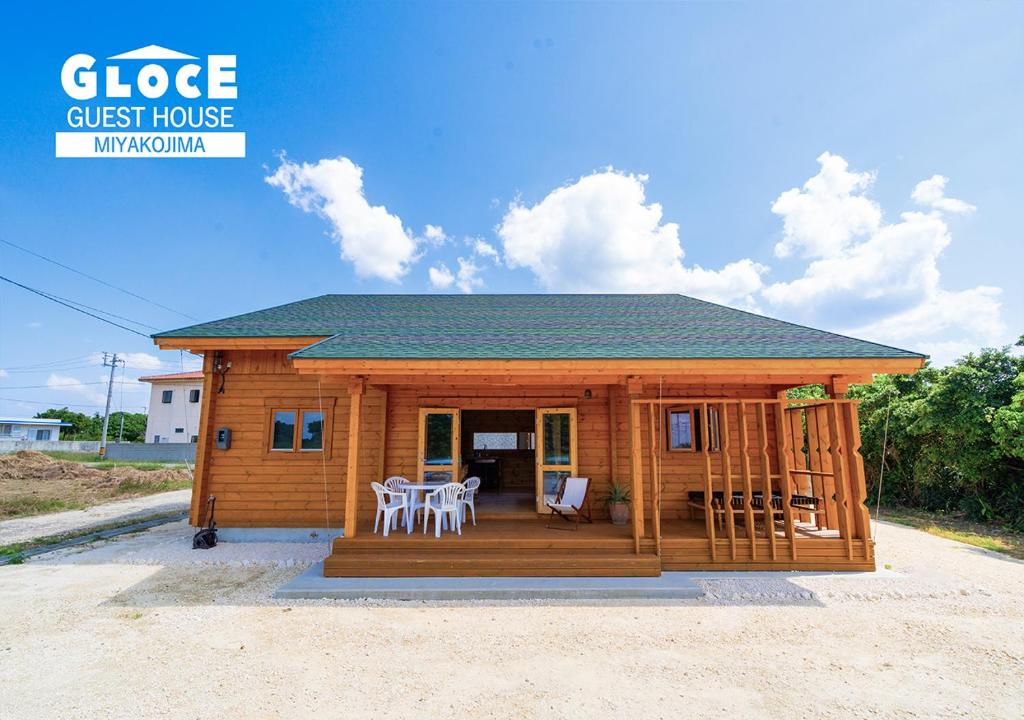 a small cabin with a table and chairs in it at GLOCE 宮古島 LAPSI 与那覇前浜Beachまで徒歩5分の オーナー同居型ゲストハウス in Yonaha