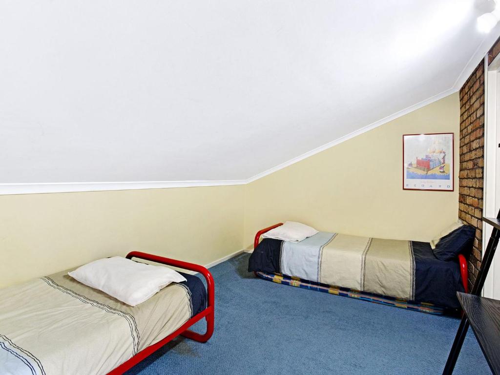 Postel nebo postele na pokoji v ubytování Kurrawa Close 2 14