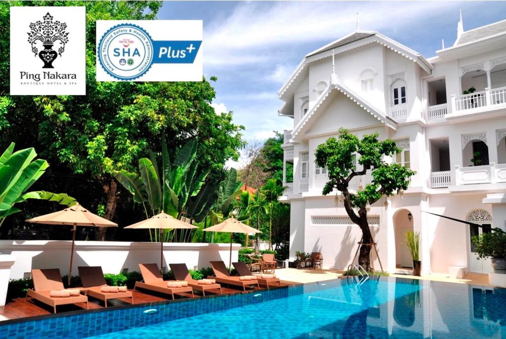 - une vue sur la piscine de l'hôtel dans l'établissement Ping Nakara Boutique Hotel And Spa, à Chiang Mai