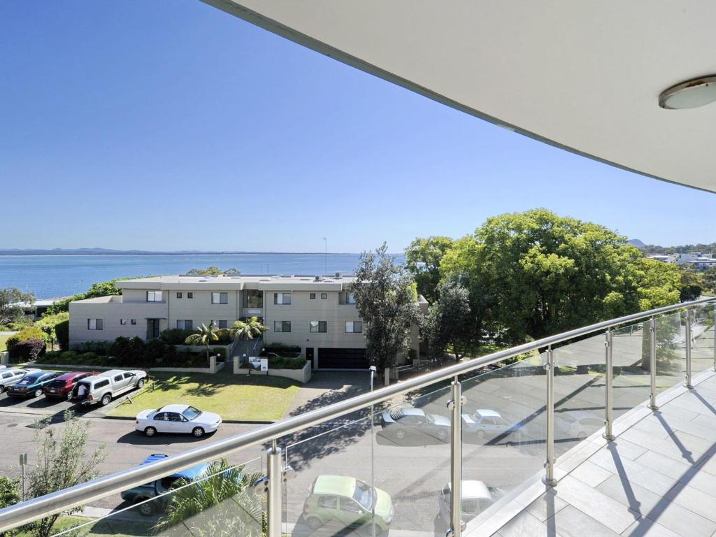 un balcón con vistas a un aparcamiento en Oasis Unit 9 5 Laman Street, en Nelson Bay