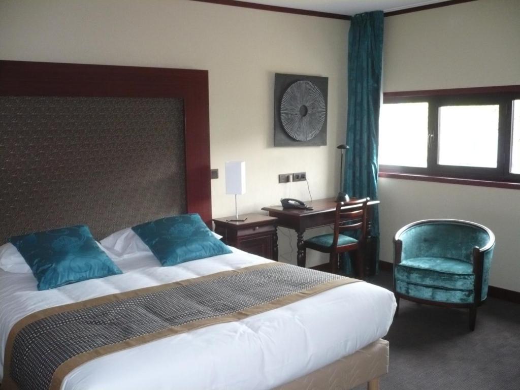 モンタルジにあるHotel De Franceのベッドルーム1室(ベッド1台、デスク、椅子付)