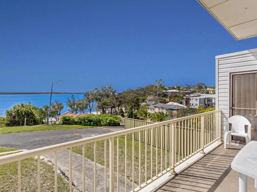 widok na ocean z balkonu domu w obiekcie Ronem Cottage 5 Gloucester Street w mieście Nelson Bay