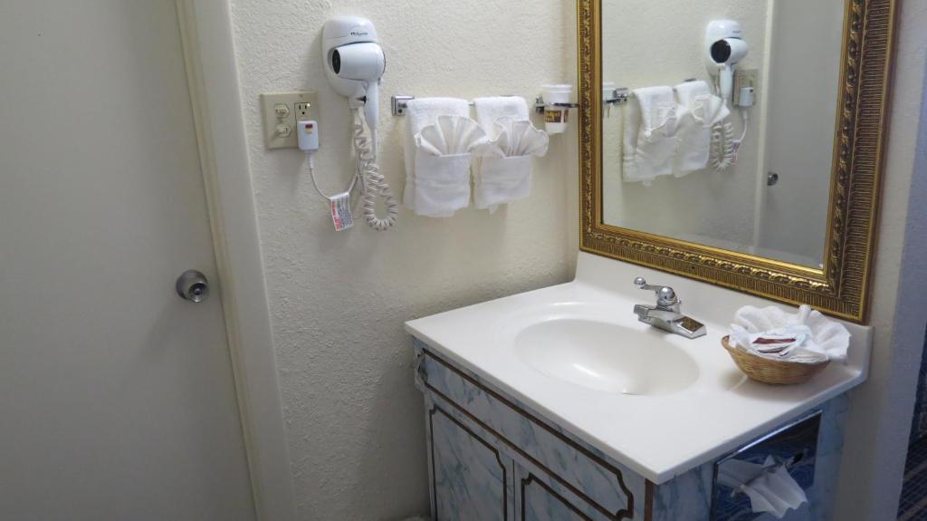 Budget Host Airport Inn - King Room - Smoking