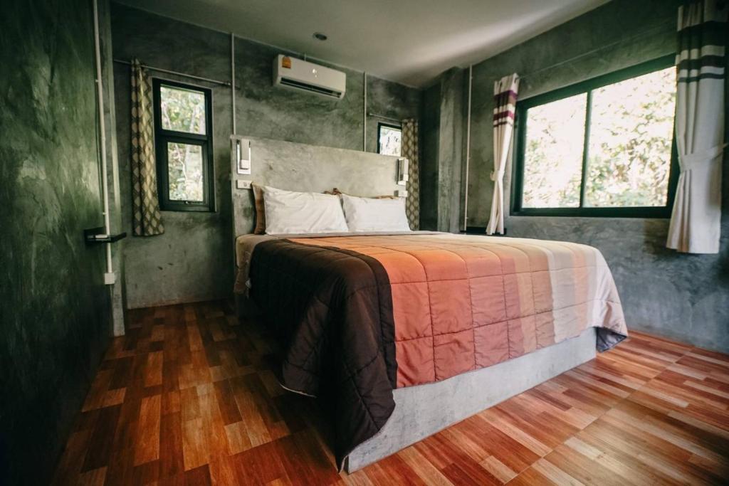 Postel nebo postele na pokoji v ubytování Aonang Lodge - SHA
