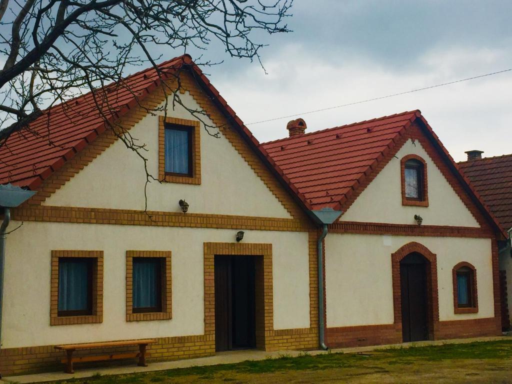 una casa con techo rojo en Takács Pince apartman, en Hajós