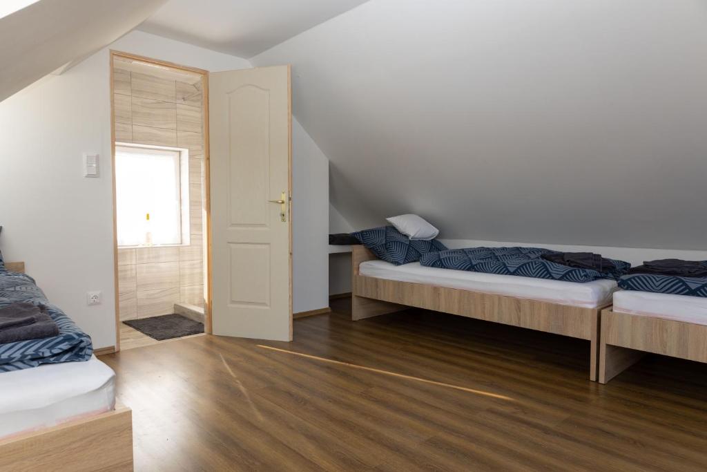 Postel nebo postele na pokoji v ubytování Takács Pince apartman