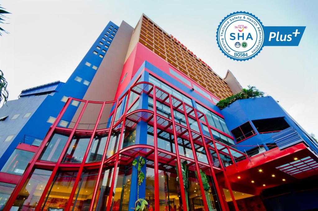 um edifício com uma fachada colorida com o logótipo shka plus em Tongtara Riverview Hotel em Banguecoque
