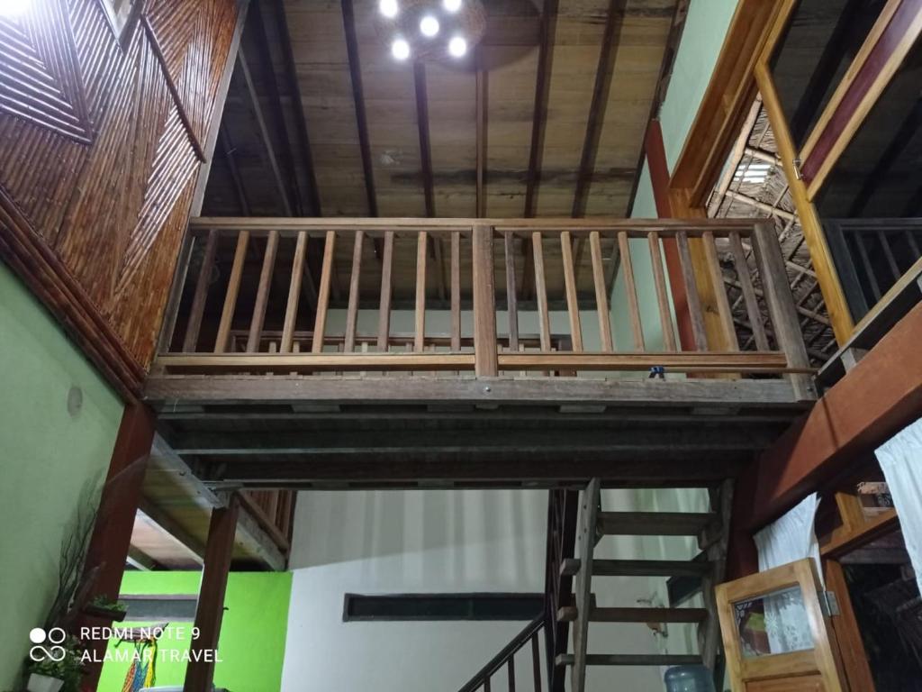 een houten trap in een kamer met houten plafonds bij Mi Cabaña El Maderal in Capurganá