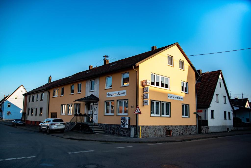 un bâtiment jaune sur le côté d'une rue dans l'établissement Pension Brenz, à Sontheim an der Brenz