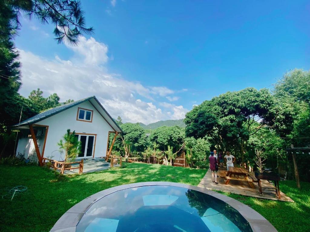 Bazén v ubytování Biệt Thự Con Công Mini Sóc Sơn Venuestay nebo v jeho okolí