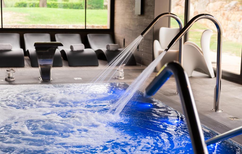 een hot tub met water dat er uit komt bij Hotel TorreMirona Golf & Spa in Navata