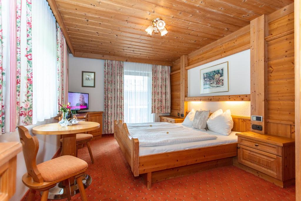 Postel nebo postele na pokoji v ubytování Landhaus Rohregger