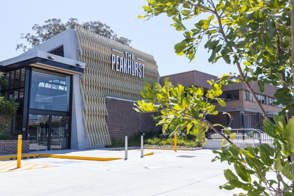 PeakhurstThe Peakhurst的正面有标志的建筑物