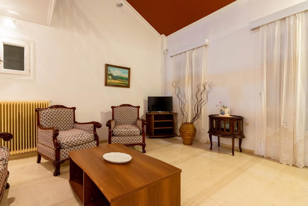 Televízia a/alebo spoločenská miestnosť v ubytovaní Lenna's Villas Zante