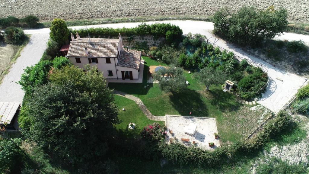 una vista aerea di una casa con cortile di Villa Mauro a San Costanzo