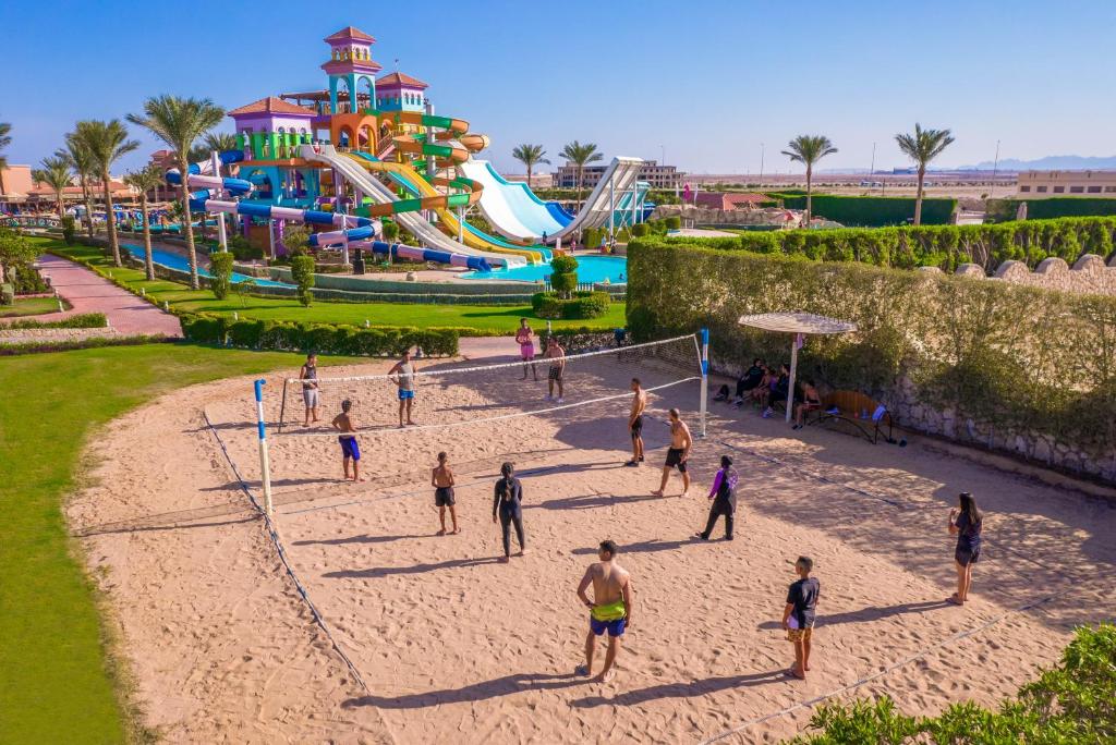 een groep mensen die een spelletje spelen in een waterpark bij Charmillion Club Aquapark in Sharm El Sheikh
