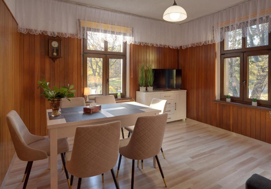 - une salle à manger avec une table et des chaises dans l'établissement Apartament z panoramą Szrenicy, à Szklarska Poręba