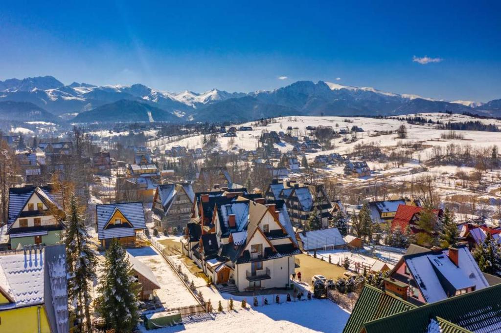 eine Luftansicht einer Stadt im Schnee in der Unterkunft Willa Tatra in Zakopane