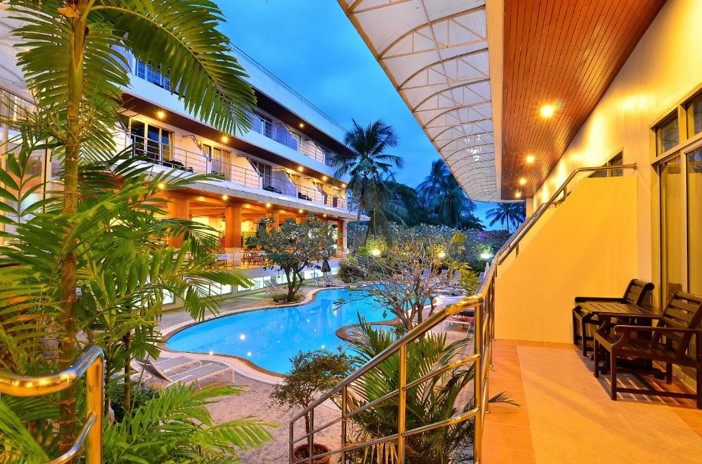 Bazén v ubytování Samui First House Hotel nebo v jeho okolí