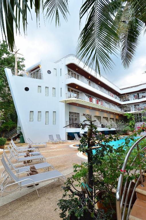 Bazén v ubytování Samui First House Hotel nebo v jeho okolí