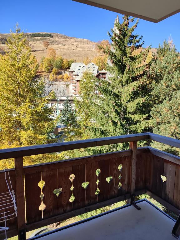 einen Balkon mit Bergblick in der Unterkunft Boost your Immo Le Sappey Les Deux Alpes 532 in Les Deux Alpes