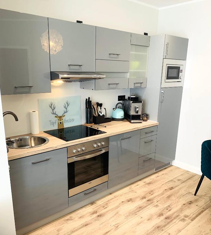 BESOTEL Mettmann-schicke FeWo oder Apartments nähe Golfplatz Gruiten und Neandertal mit Glasfaser WLAN und Parkplatz-viele Schlafzimmer mit Bad en suite - Apartamento - Planta Baja