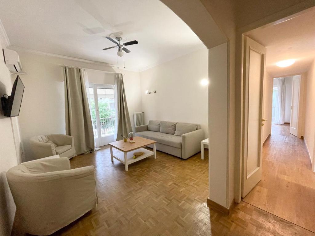 - un salon avec un canapé et une table dans l'établissement Faliro Apartments Next To The Beach, à Athènes