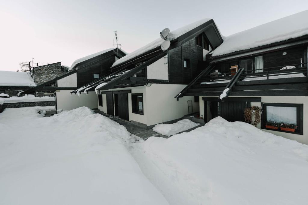 アプリーカにあるSky Residence - Comfort Apartments in Apricaの家の前の積雪
