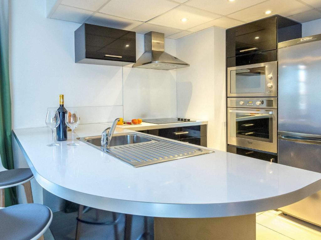 Kuchyň nebo kuchyňský kout v ubytování Mercure Hyères Centre Côte d'Azur