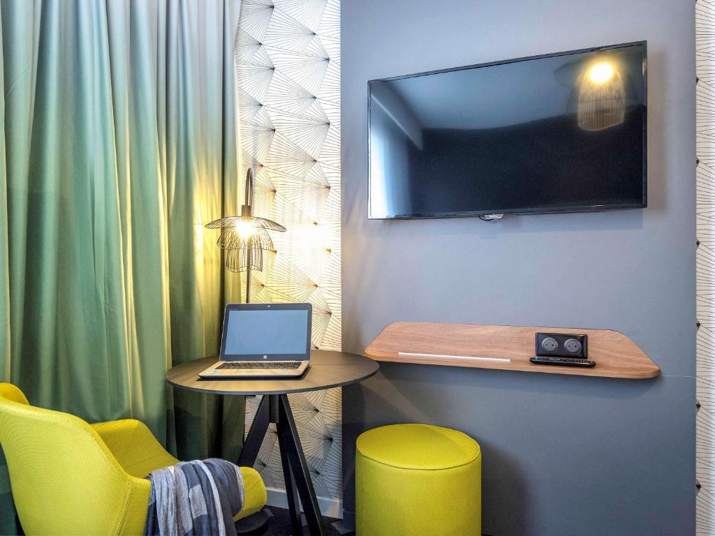 TV a/nebo společenská místnost v ubytování Mercure Hyères Centre Côte d'Azur