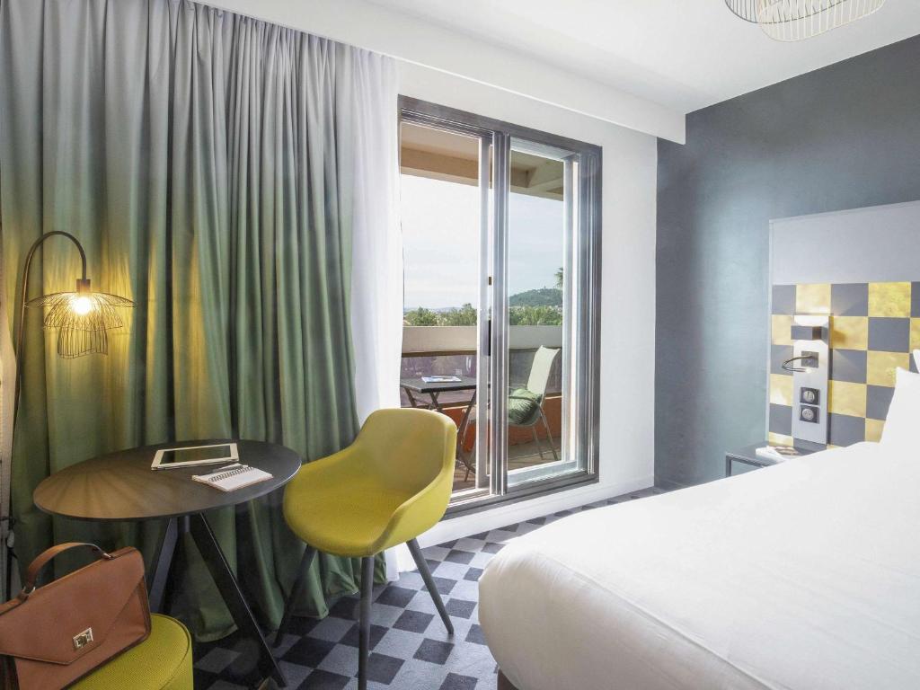 Postel nebo postele na pokoji v ubytování Mercure Hyères Centre Côte d'Azur