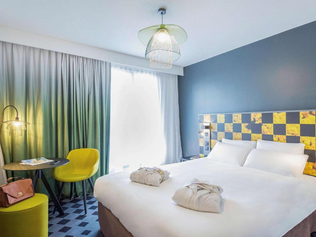 Postel nebo postele na pokoji v ubytování Mercure Hyères Centre Côte d'Azur