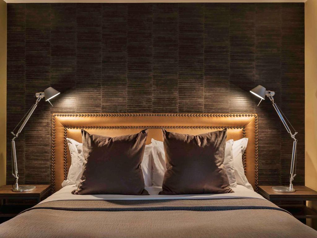 Postel nebo postele na pokoji v ubytování Hotel St Moritz Queenstown - MGallery by Sofitel