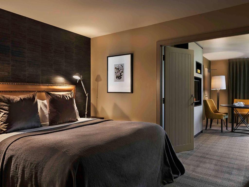 Postel nebo postele na pokoji v ubytování Hotel St Moritz Queenstown - MGallery by Sofitel