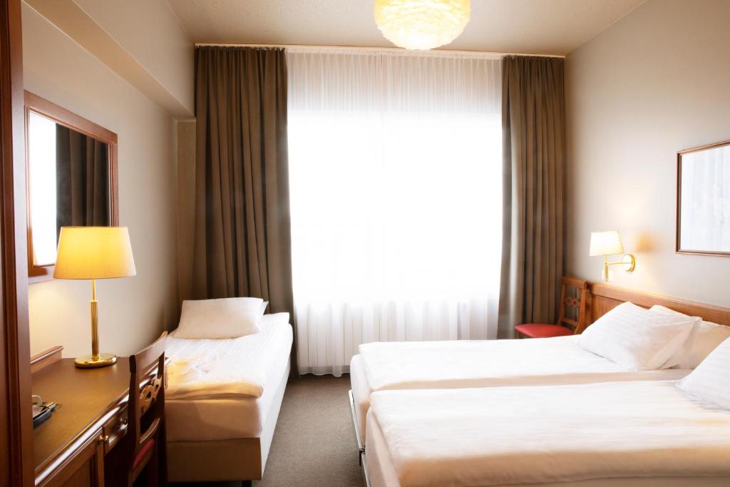 Postel nebo postele na pokoji v ubytování Fosshotel Stykkisholmur
