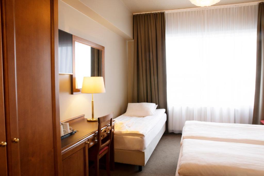 Postel nebo postele na pokoji v ubytování Fosshotel Stykkisholmur