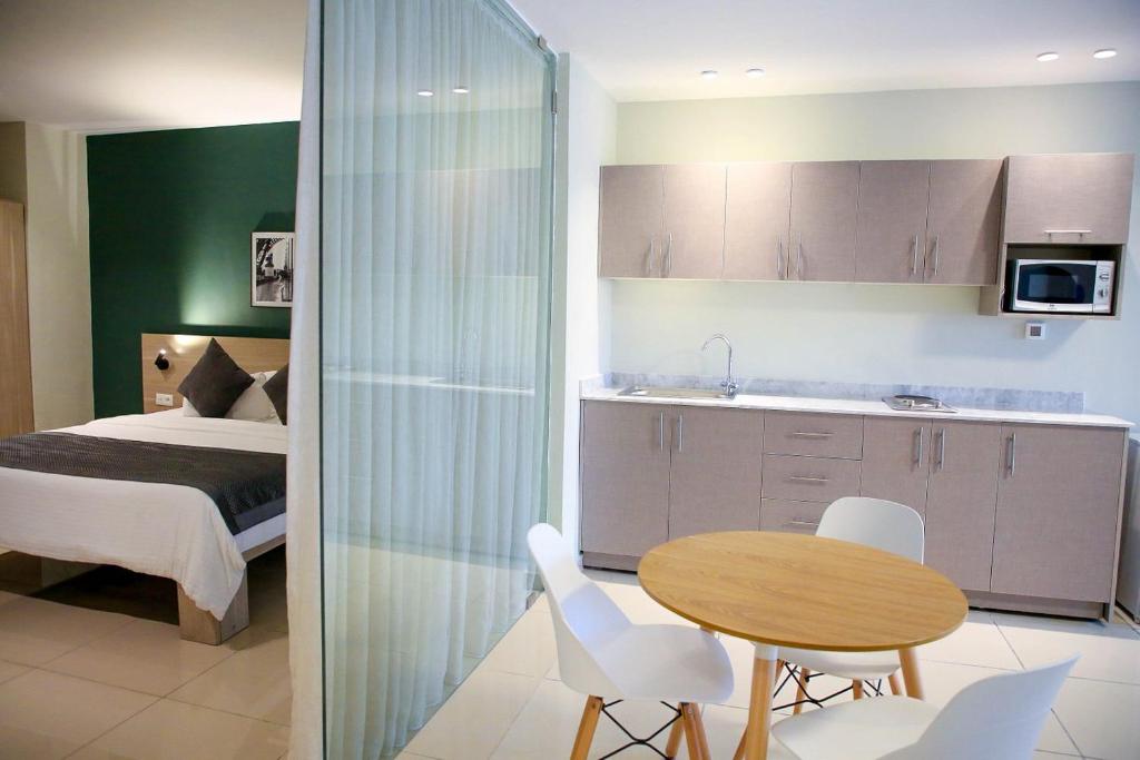 Postel nebo postele na pokoji v ubytování Hôtel Ivotel Abidjan