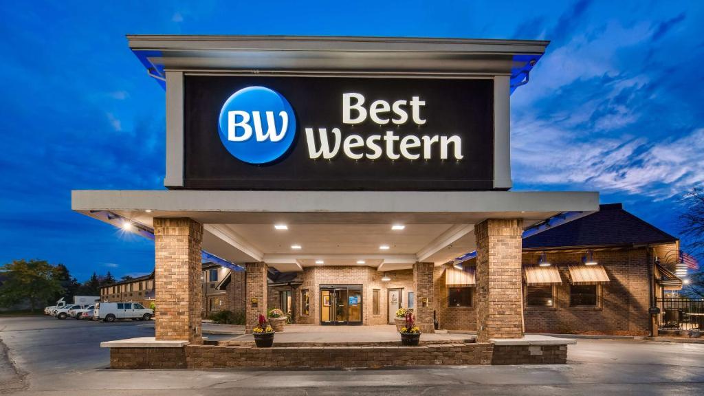 a building with a sign that reads bug best western at Best Western Lapeer Inn in Lapeer
