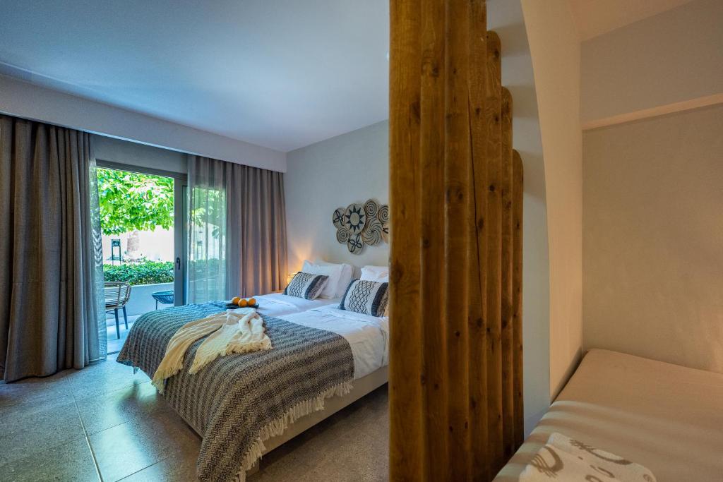 Postel nebo postele na pokoji v ubytování Eliros Mare Beachfront Poem Hotel