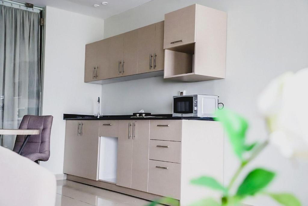 Kuchyň nebo kuchyňský kout v ubytování Hôtel Ivotel Abidjan