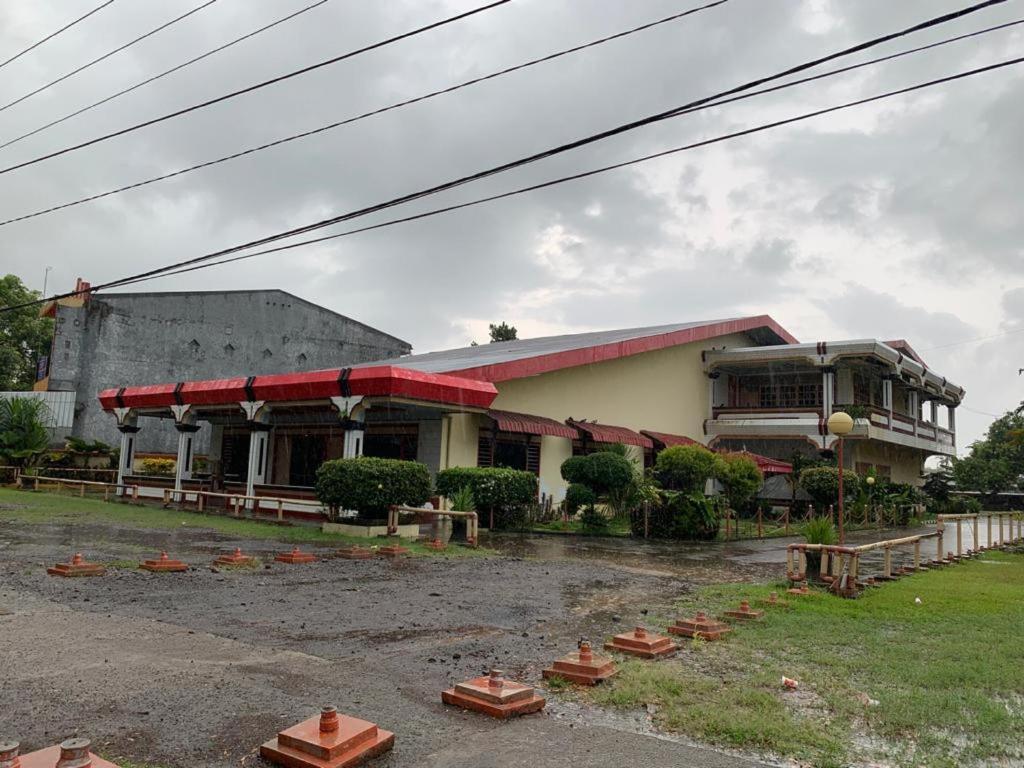 ein Gebäude mit roten Markierungen auf einer Straße in der Unterkunft OYO 90770 Wisma Rima Melati in Tolo