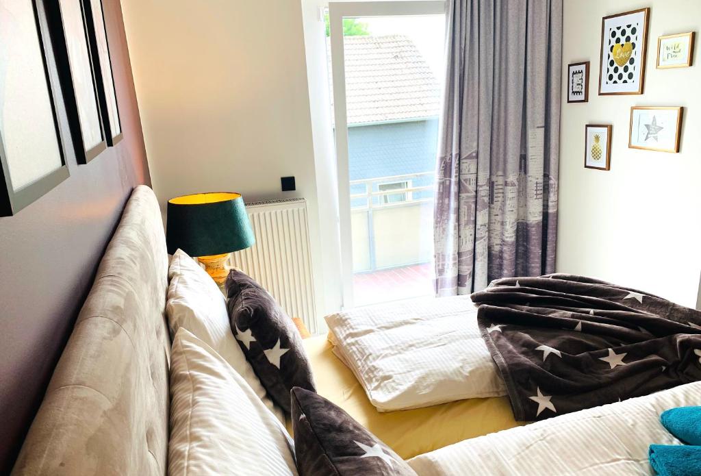 BESOTEL Mettmann-schicke FeWo oder Apartments nähe Golfplatz Gruiten und Neandertal mit Glasfaser WLAN und Parkplatz-viele Schlafzimmer mit Bad en suite - Apartamento De Dos Dormitorios De Lujo Con Vista De Jardín