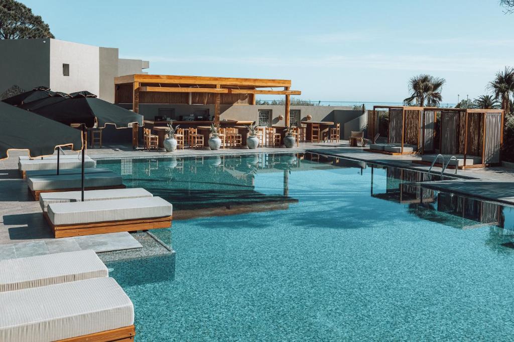 Bazén v ubytování Eliros Mare Beachfront Poem Hotel nebo v jeho okolí