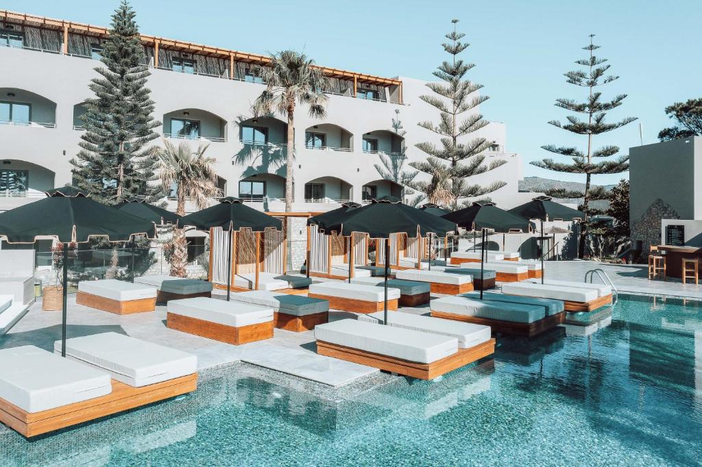 Bazén v ubytování Eliros Mare Beachfront Poem Hotel nebo v jeho okolí