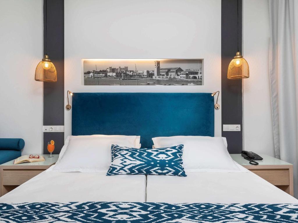 Postel nebo postele na pokoji v ubytování Mercure Rhodes Alexia Hotel & Spa