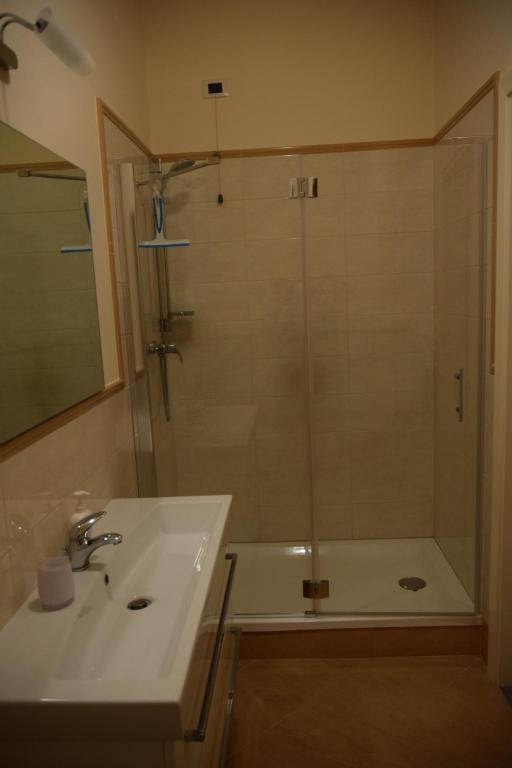 Lucca Cycling Holidays Il Tiglio Rooms - 9