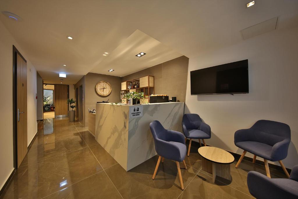 TV a/nebo společenská místnost v ubytování Ivy Hotel - Adults Only