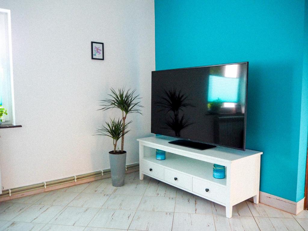 uma sala de estar com uma televisão de ecrã plano num armário em Domek w Górach na wyłączność em Złatna