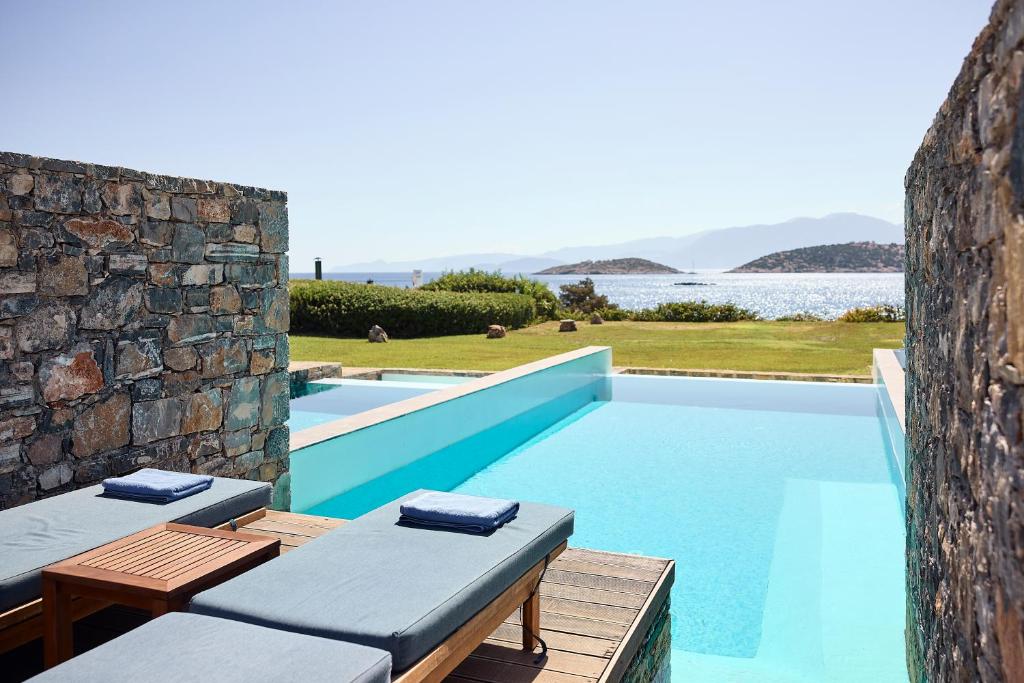 Bazén v ubytovaní St. Nicolas Bay Resort Hotel & Villas alebo v jeho blízkosti